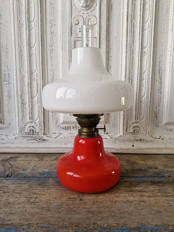 Holmegaard Oline lamp in red glass with a shell sleeve in opal glass