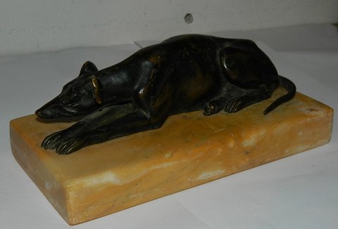 Figur af hund / Mynde i bronze