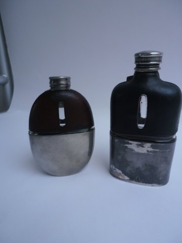 Flasks made of glass, leather and tin, England approx. 1880.