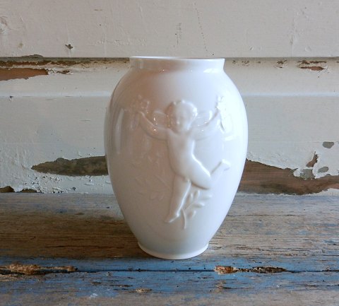 Royal Copenhagen Hans Henrik Hansen vase i Blanc de Chine med faun og putti no. 
4119