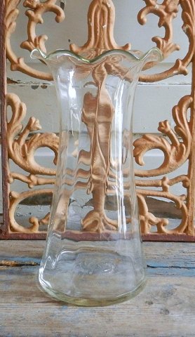 Stor lilje vase fra Fyens glasværk 1924.