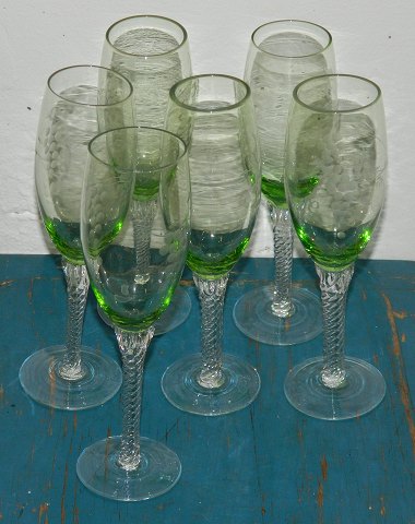 Seks champagneglas med grøn kumme