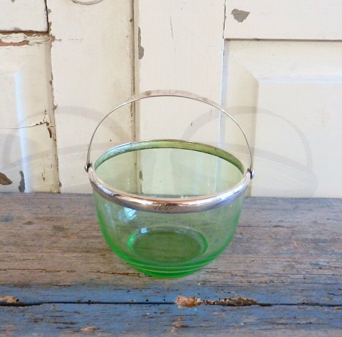 1800tals sukkerskål i æblegrønt glas med forsølvet hank