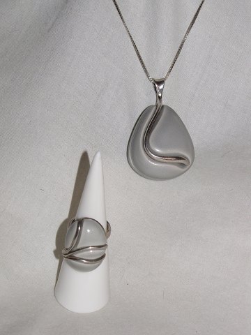 Royal Copenhagen
Ring & Pendant in silver and earthenware