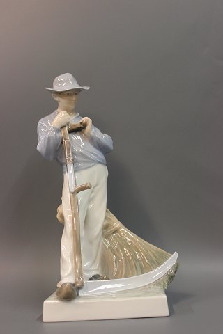 Royal. Figure No. 685, man with a scythe. Height 26 cm. 
Great condition
