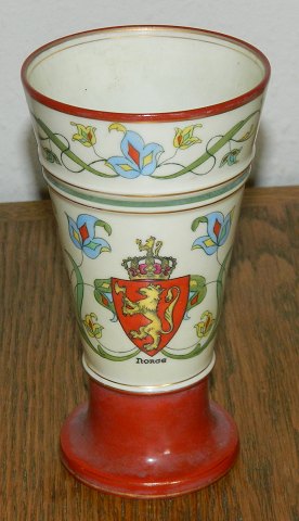 Vase fra Porsgrund med Norsk Kgl. Våbenskjold