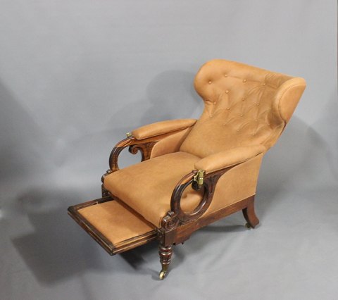 William IV åben lænestol i palisander og læder med ryg som kan lægges ned og 
skydebar fodskammel af George Minter.
5000m2 udstilling.
