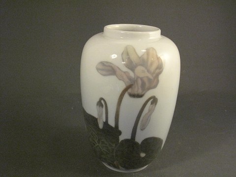Royal Copenhagen vase med blomster, nr 254-18