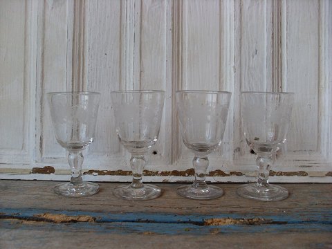 1800tals franske vinglas dekoreret med vinløv.