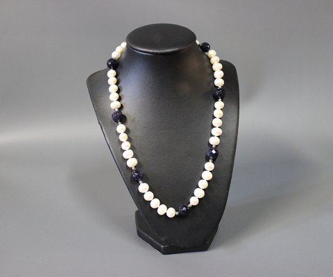 Necklace with fresh water Pearls and faceted goldstone Pearls. 
5000m2 showroom.