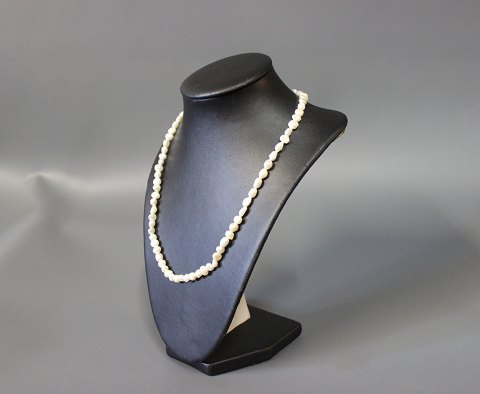 Necklace with small flat fresh water Pearls.
5000m2 showroom.