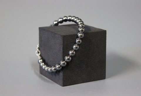 Hematite bracelet with dark grey bloodstones.
5000m2 showroom.