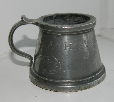 Antik kop i tin med reje-motiver 1776