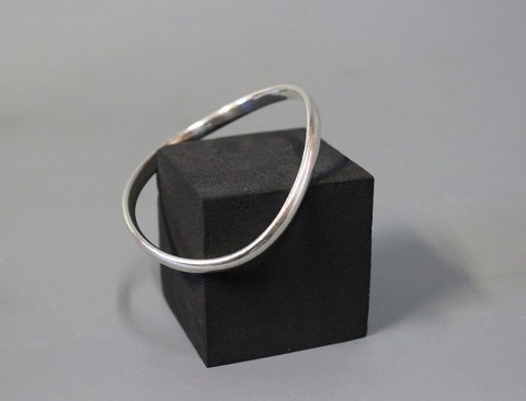 Georg Jensen armring i 925 sterling sølv.
5000m2 udstilling.