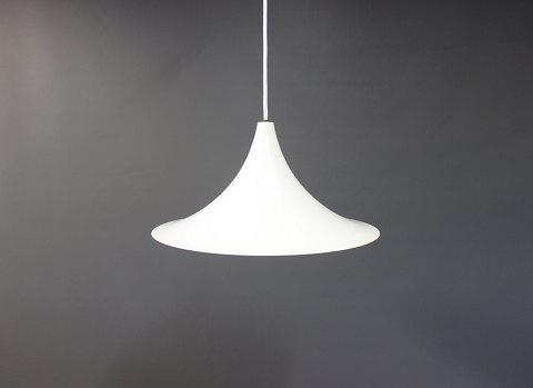 Hvid trompetlampe af Dansk Design.
5000m2 udstilling.