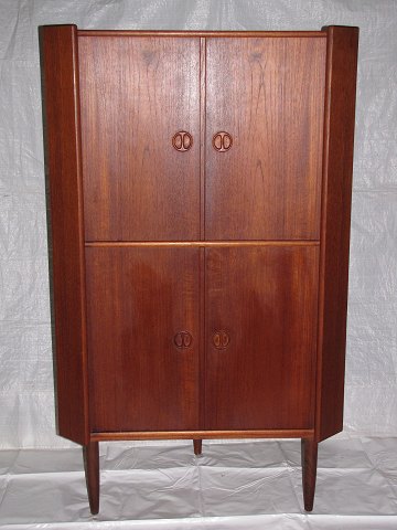 Corner cupboard
Teak