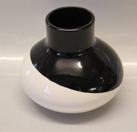 Aluminia Columbine Nils Thorsson 2767 White and black Columbine vase, round with 
short neck 12 cm