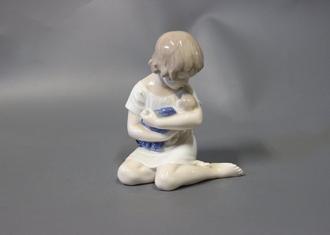 Kgl. porcelænsfigur, barn med baby, nr. 1938.
Flot stand
