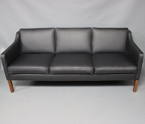 2209 BM 3 seater sofa in Black leather by Børge Mogensen and Fredericia 
Furniture.
5000m2 showroom.
