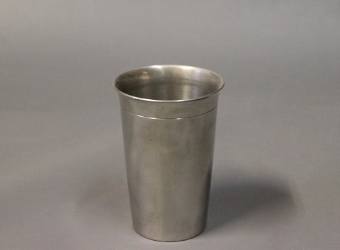 Vase in tin by Just Andersen, numbered 247 4B.
5000m2 showroom.