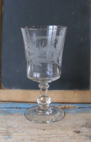 Gammelt fransk vinglas med ætset dekoration samt teksten "Souvenir de Granville" 
15,5cm.