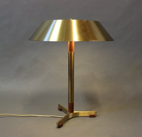 Bordlampe, model President, i messing og teak af Jo Hammerborg for Fog og Mørup, 
dansk design fra 1960erne. 
5000m2 udstilling.