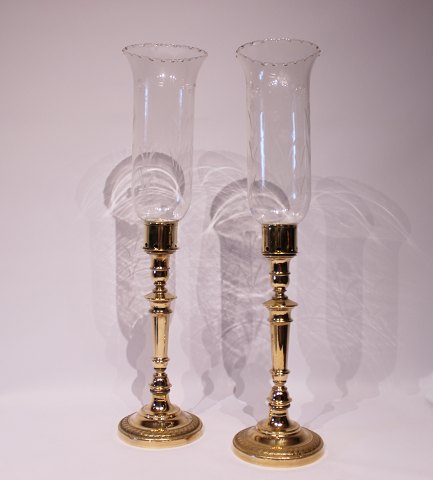 A pair of "Hurricane" candlesticks in brass, in great vintage condition from 
around the 1920-1930s.
5000m2 showroom.