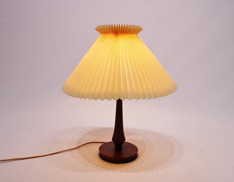 Bordlampe i palisander med Le Klint skærm og af dansk design fra 1960erne.
5000m2 udstilling.