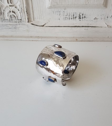 Bredt hammerslået sølv armring med lapis lazuli
