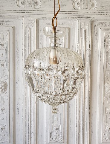 Beautiful sack-shaped chandelier, diameter 25 cm.