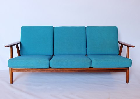 "Cigaren" 3 pers. sofa, model GE240/3 af Hans J. Wegner og Getama.
5000m2 udstilling.