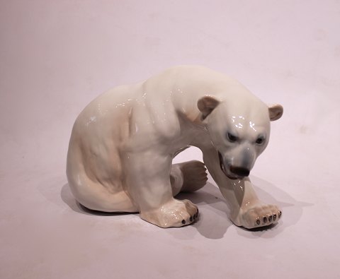 Royal Copenhagen porcelain figurine, large sitting polar bear, no.: 433 by Knud 
Kyhn.
Great condition
