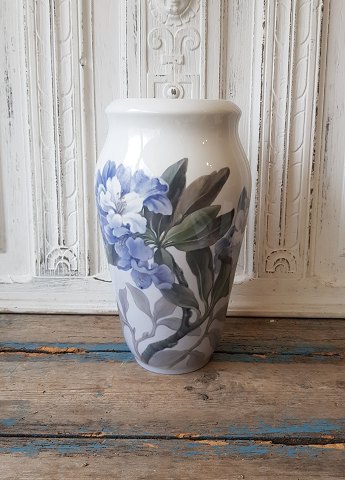 Royal Copenhagen stor vase dekoreret med blå Rododendron no. 845/1216. 34 cm.