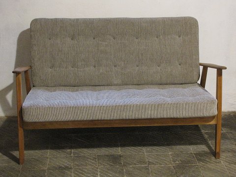 To prsoners sofa
Bøg / Lys grå stof