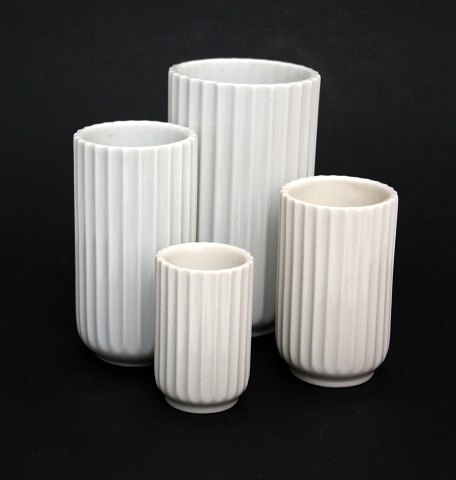 Hvide rillede vaser, Lyngby