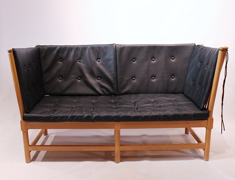 Tremmesofa i bøg og originale hynder i sort klassisk læder, designet af Børge 
Mogensen, 1985.
5000m2 udstilling.