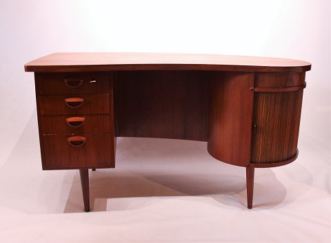 Skrivebord med jalousilåge og barskab af teak designet af Kai Kristiansen.
5000m2 udstilling.