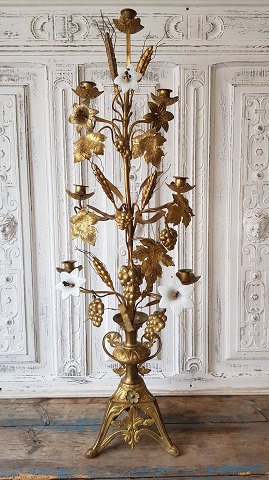 Stor 1800tals fransk kirkestage med 7 lysarme og 3 opaline blomster.