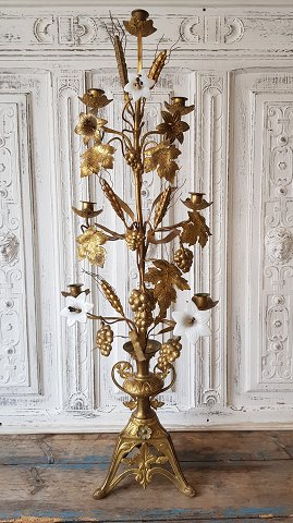 Large 1800s French churchyard with 7 light arms and 3 opaline flowers.