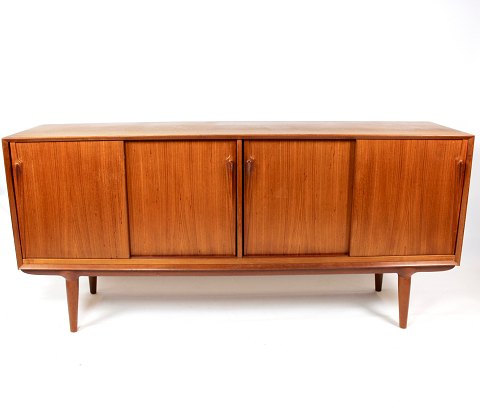 Sideboard in teak by Omann Junior from the 1960s.
5000m2 showroom.