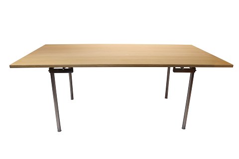 Dining table, model CH318, by Hans J. Wegner and Tranekær Furniture on behalf of 
Carl Hansen & Son.
5000m2 showroom.
