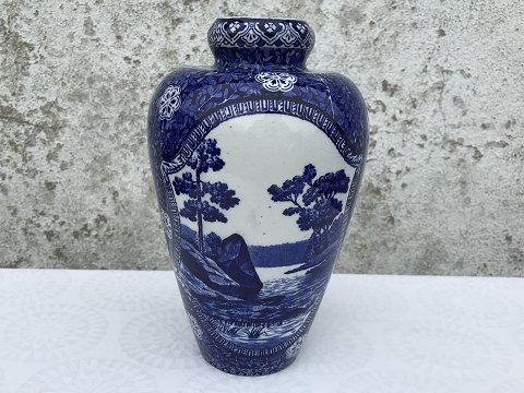 Rörstrand
Vase mit Landschaftsmotiv
* 500kr