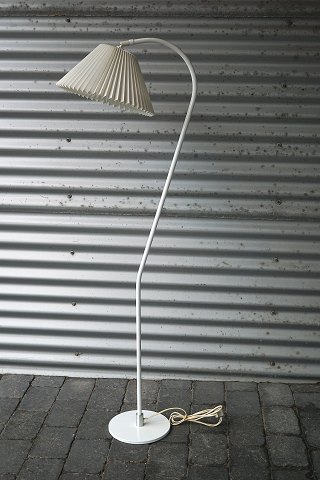 Hvid standerlampe