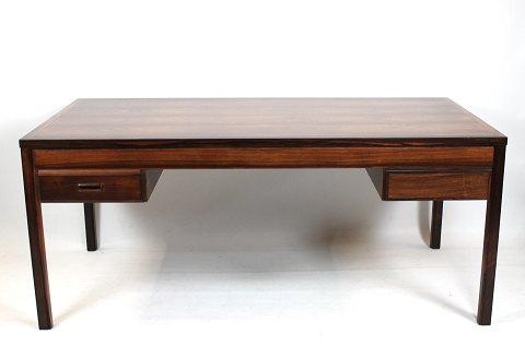 Large desk in rosewood of danish design from the 1960s.
5000m2 showroom.