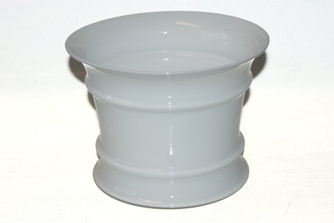 Holmegaard, flowerpot cover large model.
White opal glass.
17 cm X 13.5 cm.
SOLD