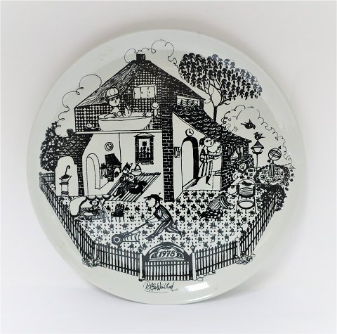 Nymølle. Bjørn Wiinblad stort fad. Familien Danmark . Diameter 35 cm.