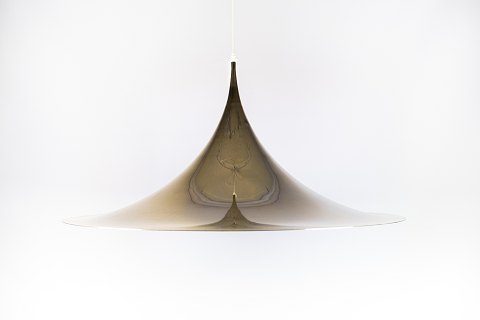 Gubi Semi pendant, large model, in brass, designed by Claus Bonderup and 
Thorsten Thorup in 1968.
5000m2 showroom.