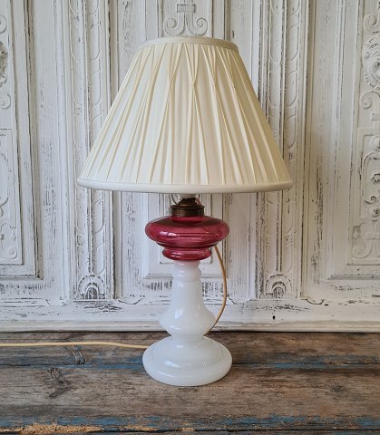 1800tals opaline lampe med oliebeholder i rosa/hindbær farvet glas