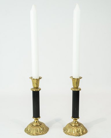 A pair of candlesticks of brass with black metal, in used condition from the 
1920s.
5000m2 showroom.