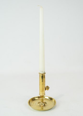 Candlestick with handle of brass and in great used condition from the 1890s.
5000m2 showroom.